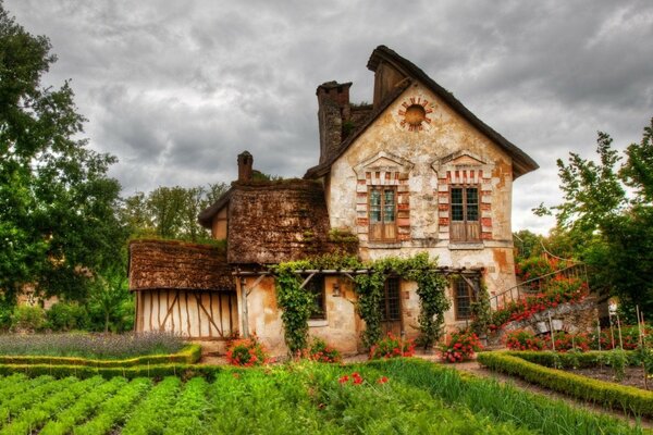 Landhaus auf bewölktem Himmel Hintergrund