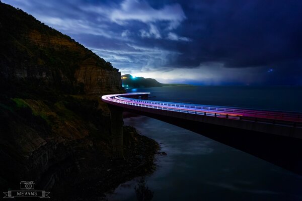 Luces en El puente CEA Cliff en Australia