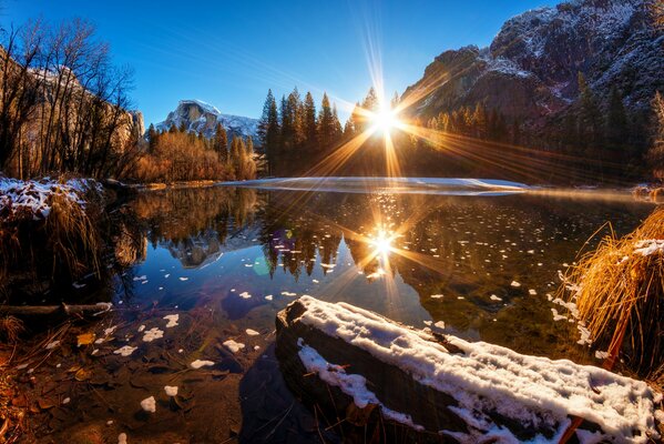 Lake in the mountains in Yosemite Park