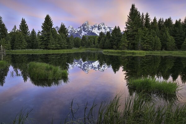 Le lac de montagne vous plaît