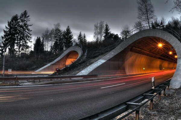 Lumière dans le tunnel sur fond de ciel gris