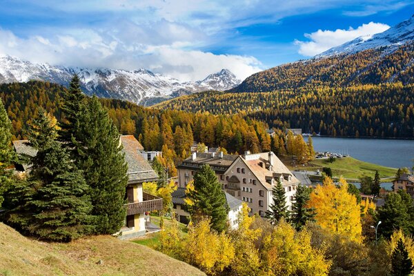 Herbstliche Landschaft mit dem Fluss und den Bergen der Schweiz