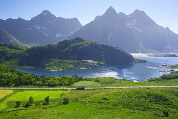 Norwegische Berge, Seen und Grüns