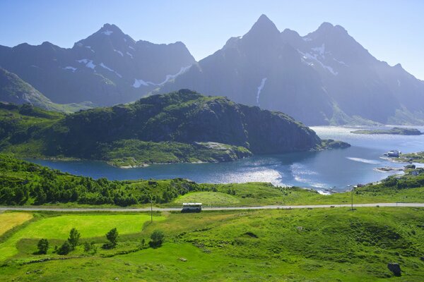 Норвежские горы, озера и зелень