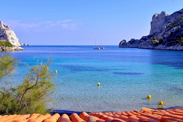 Yacht sull acqua nella baia francese