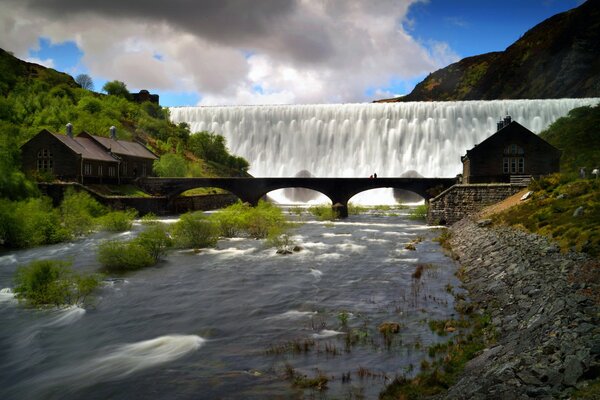 Cascade chic sur le pont dans les montagnes