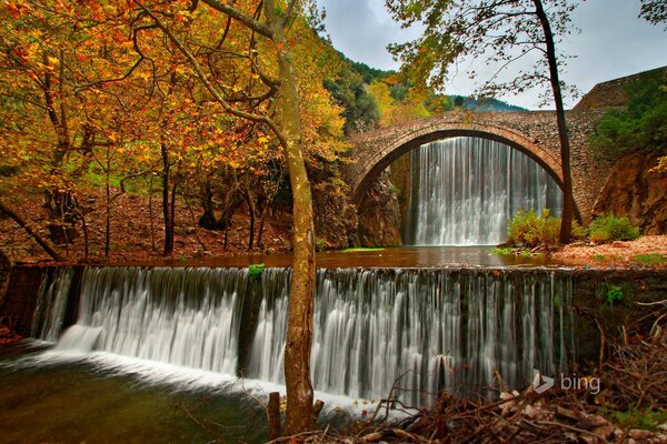 Vista de una cascada en otoño en Trikalla