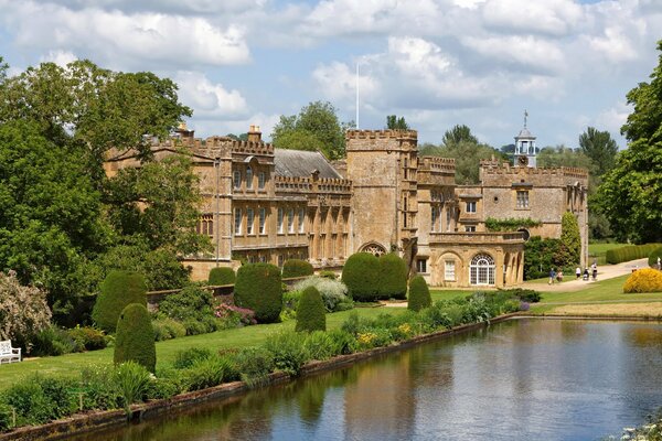 Altes Schloss neben dem Teich