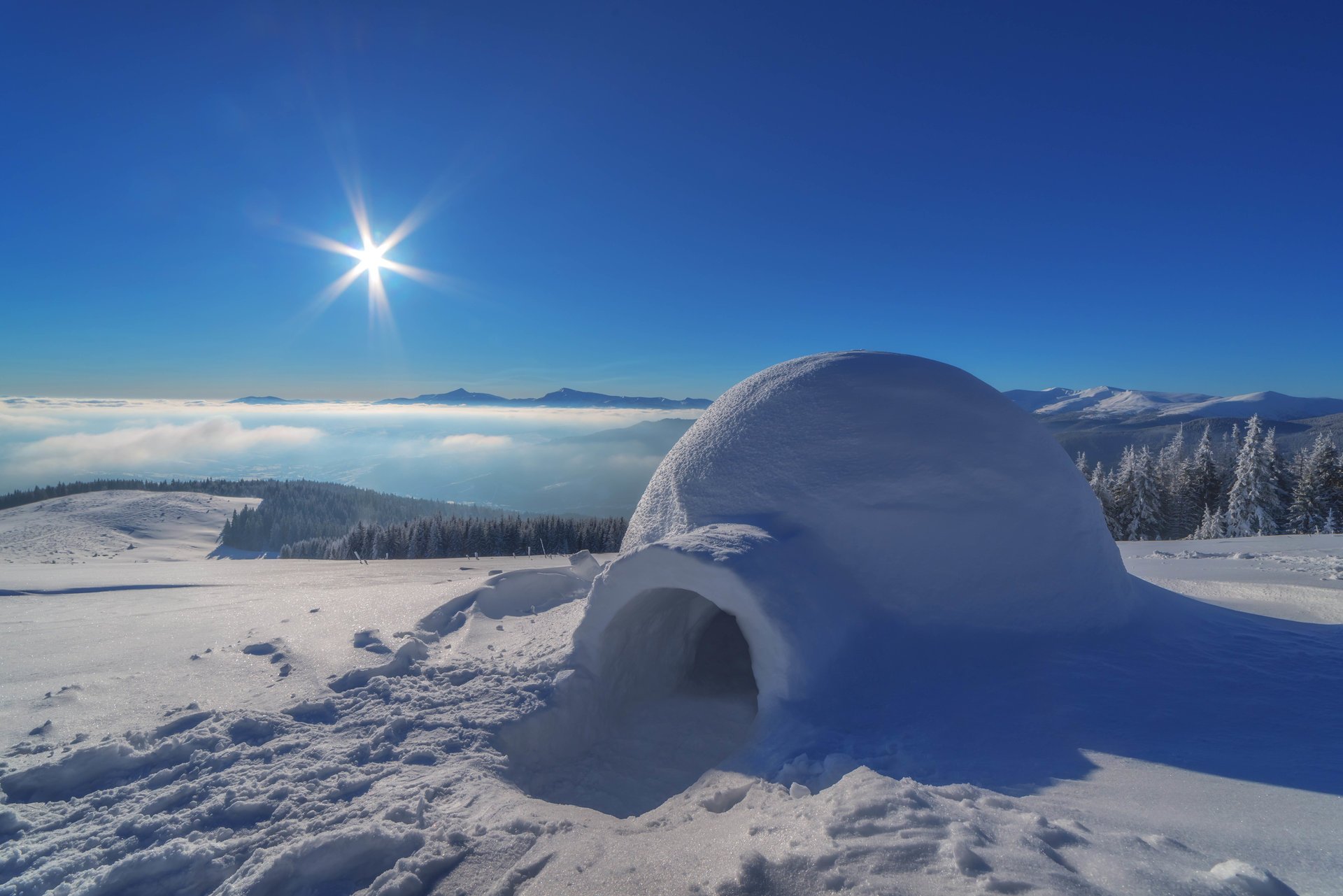 paysage neigeux maison igloo hors de la neige glace en forme de dôme habitation sans fin neigeux étendues montagnes forêts ciel soleil beau fond flou bokeh fond d écran