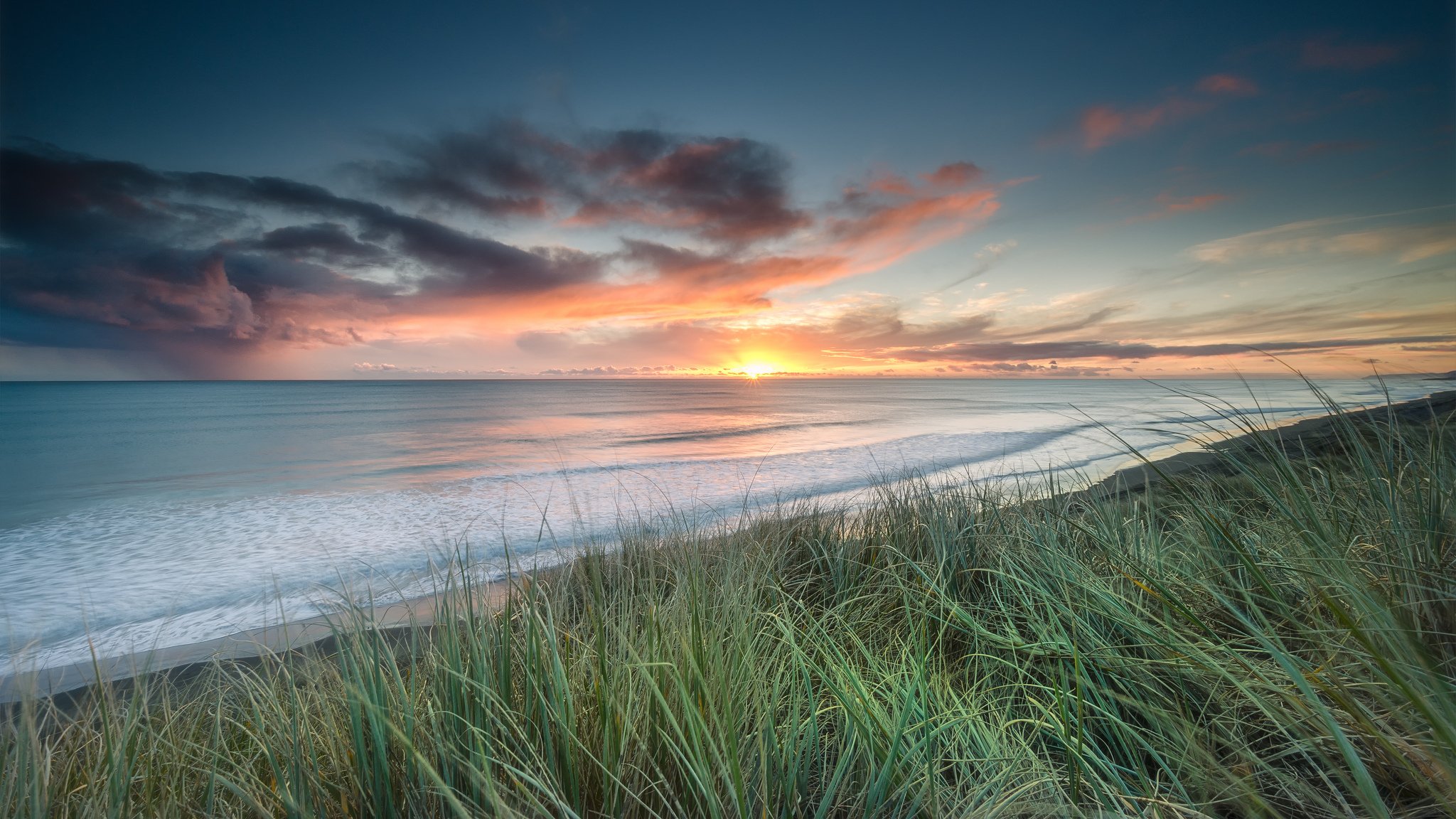 nueva zelanda río waikato estuario playa hierba sol puesta de sol