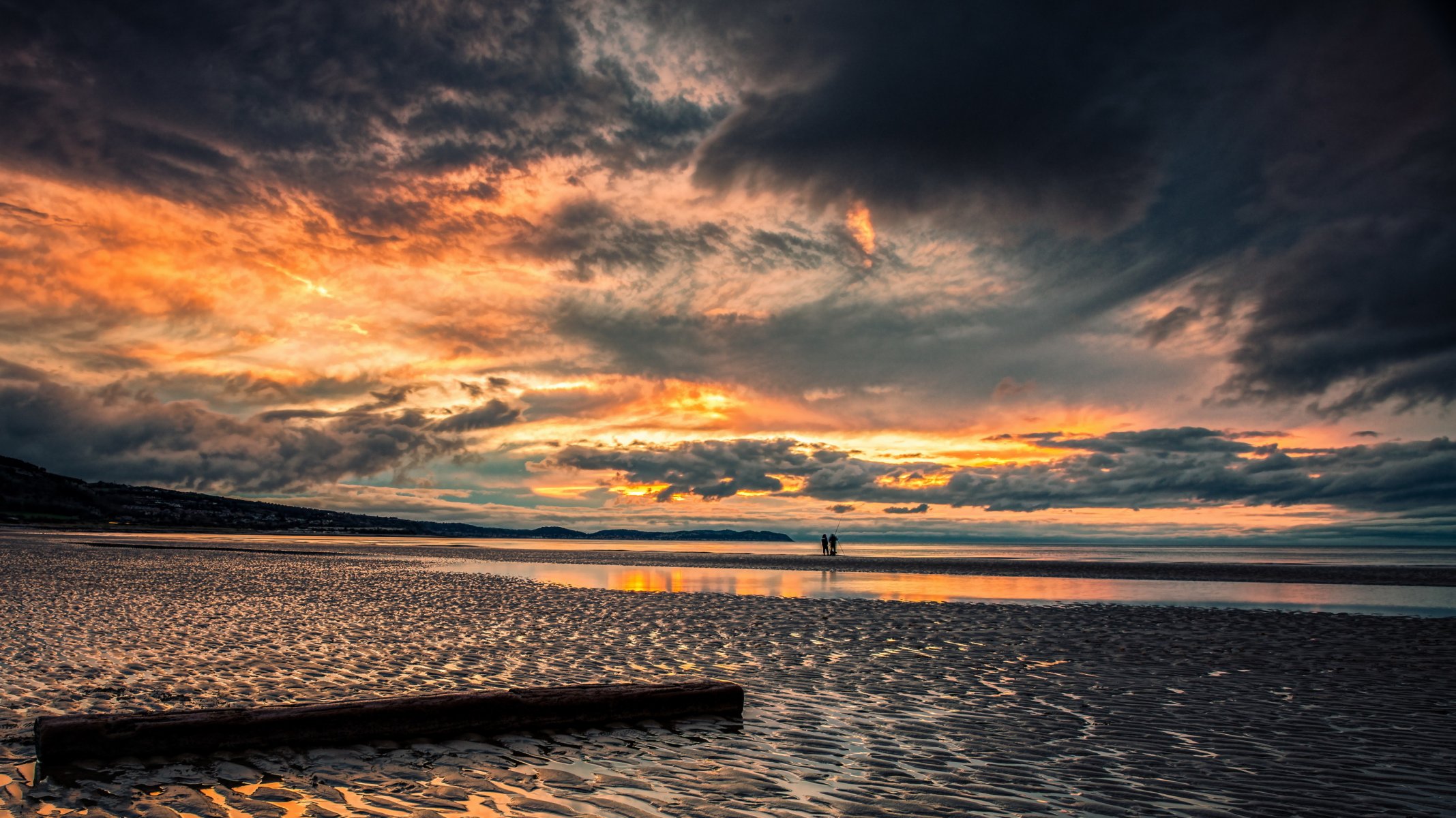 inghilterra galles del nord mare spiaggia sera tramonto pescatori pesca fine giornata