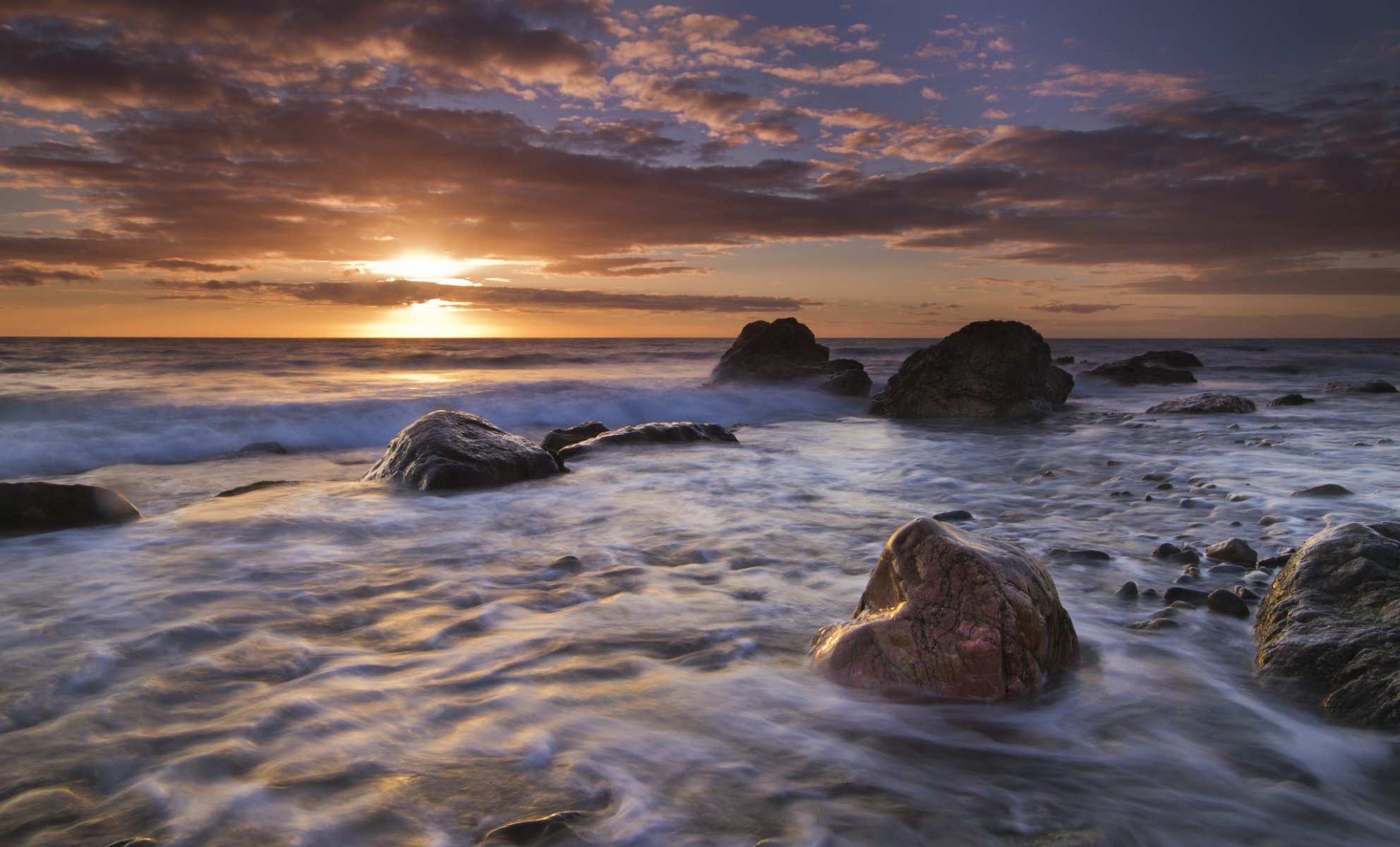 porth towyn wales england irisches meer sonnenuntergang steine