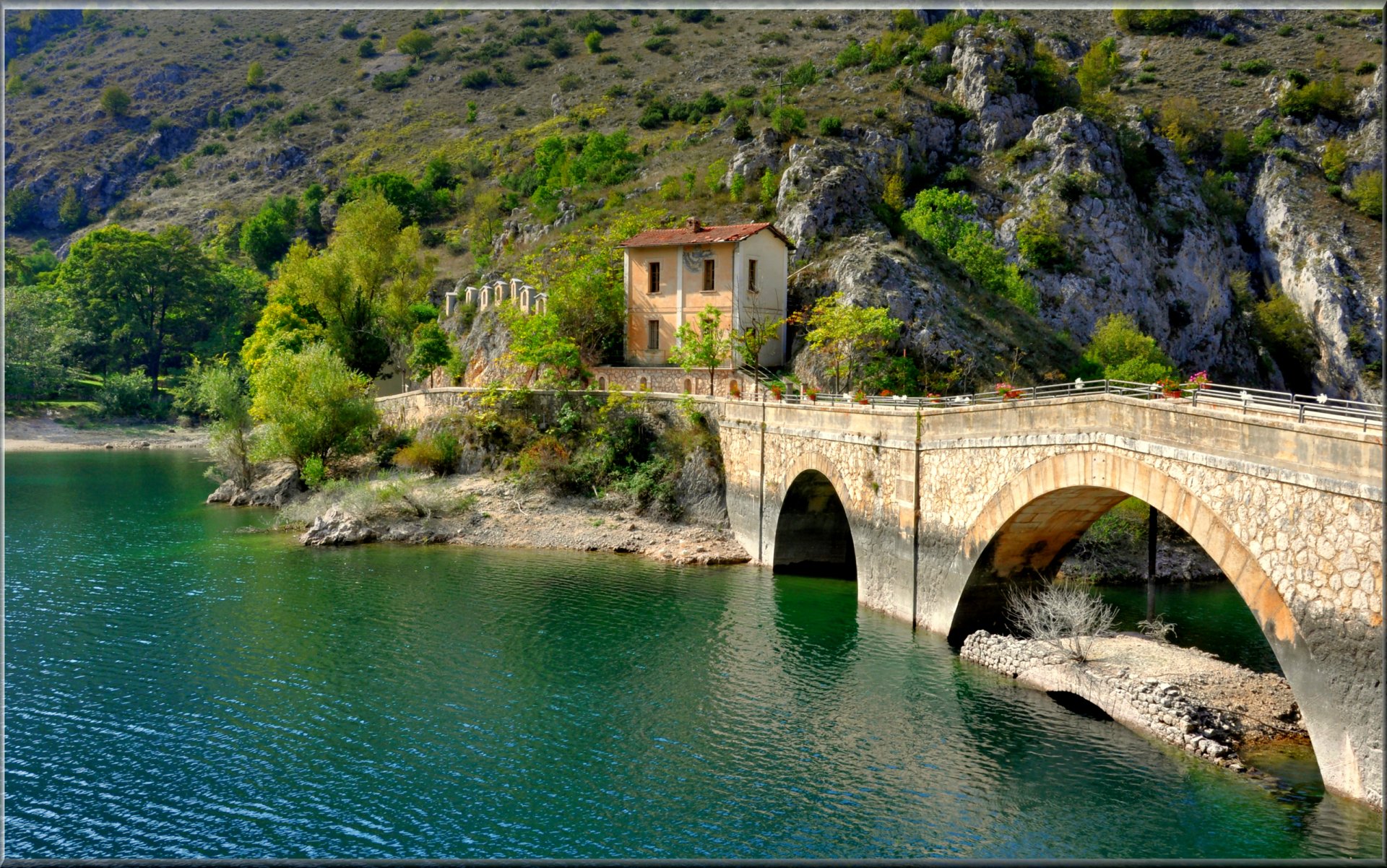 villalago italien berge see brücke haus