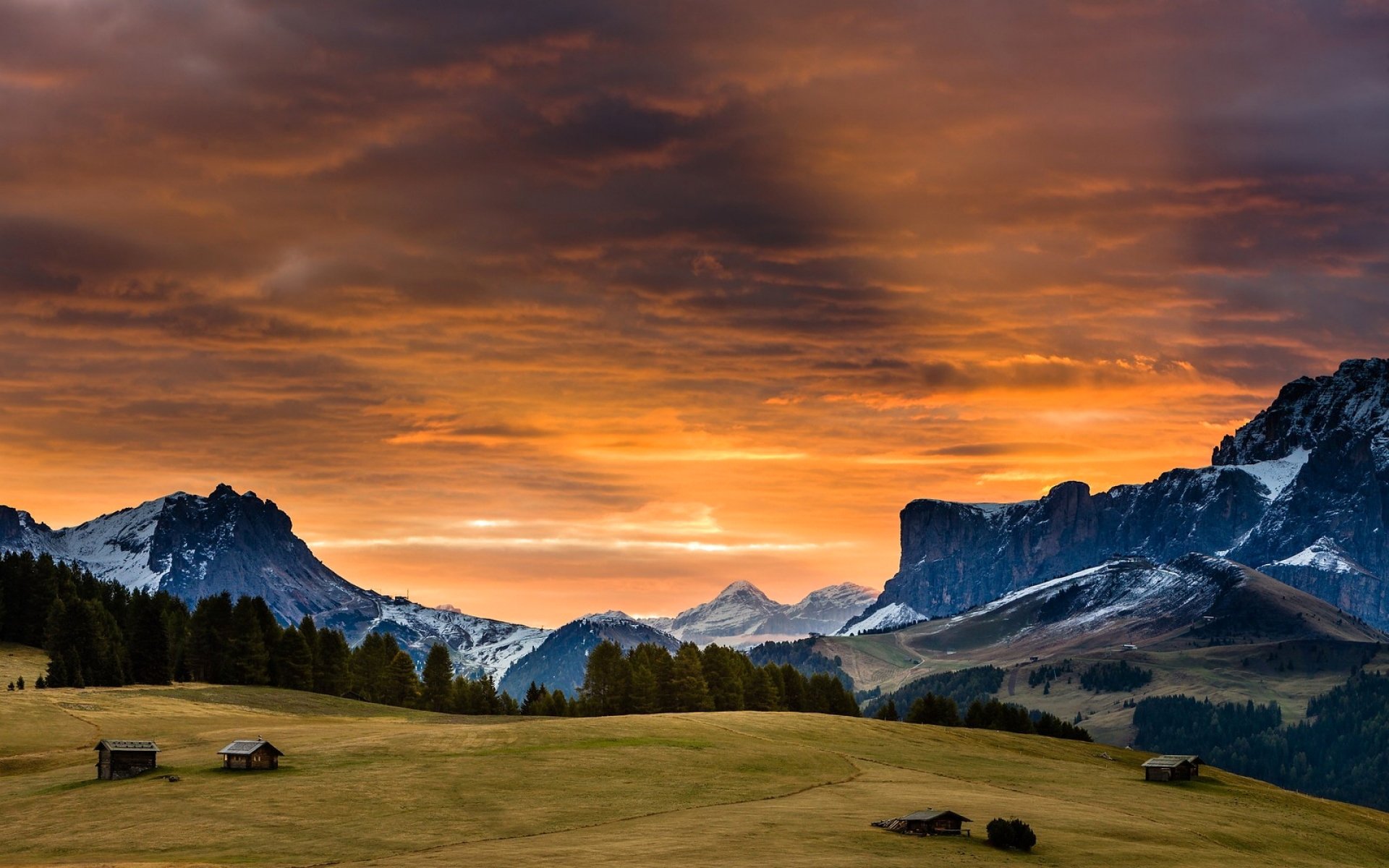 ciel nuages coucher de soleil lueur montagnes forêt vallée maison