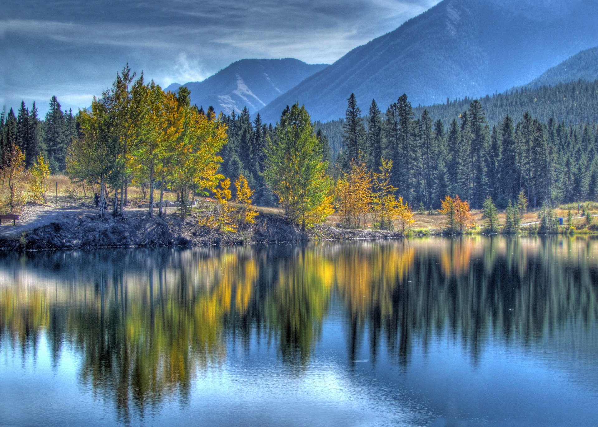 canmore alberta kanada niebo góry jezioro drzewa jesień odbicie