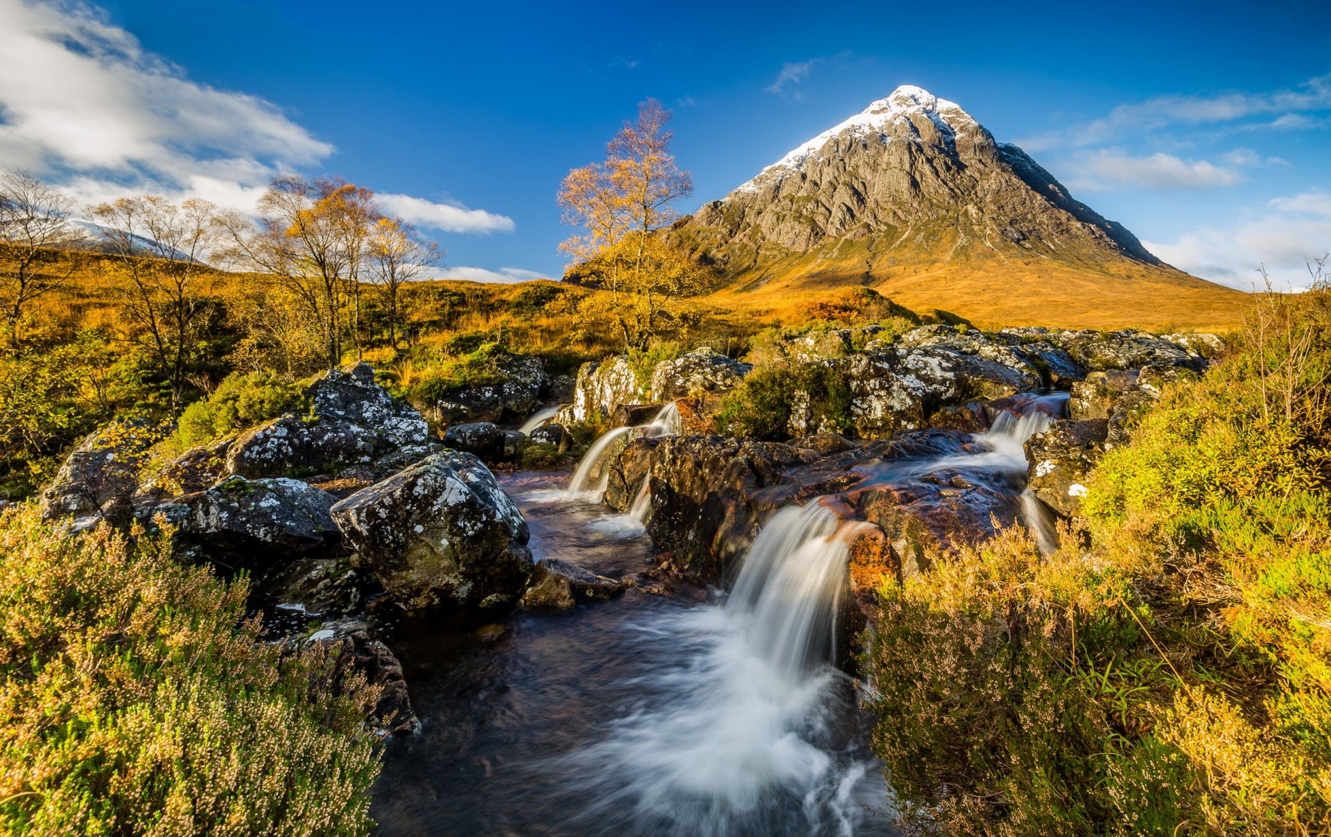 escocia otoño montaña río corriente mañana