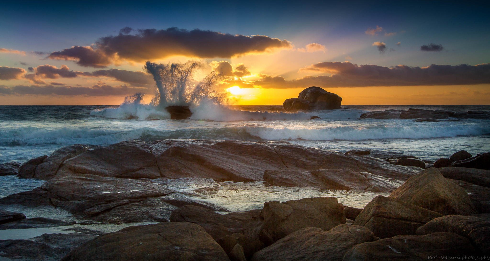 océano amanecer playa piedras