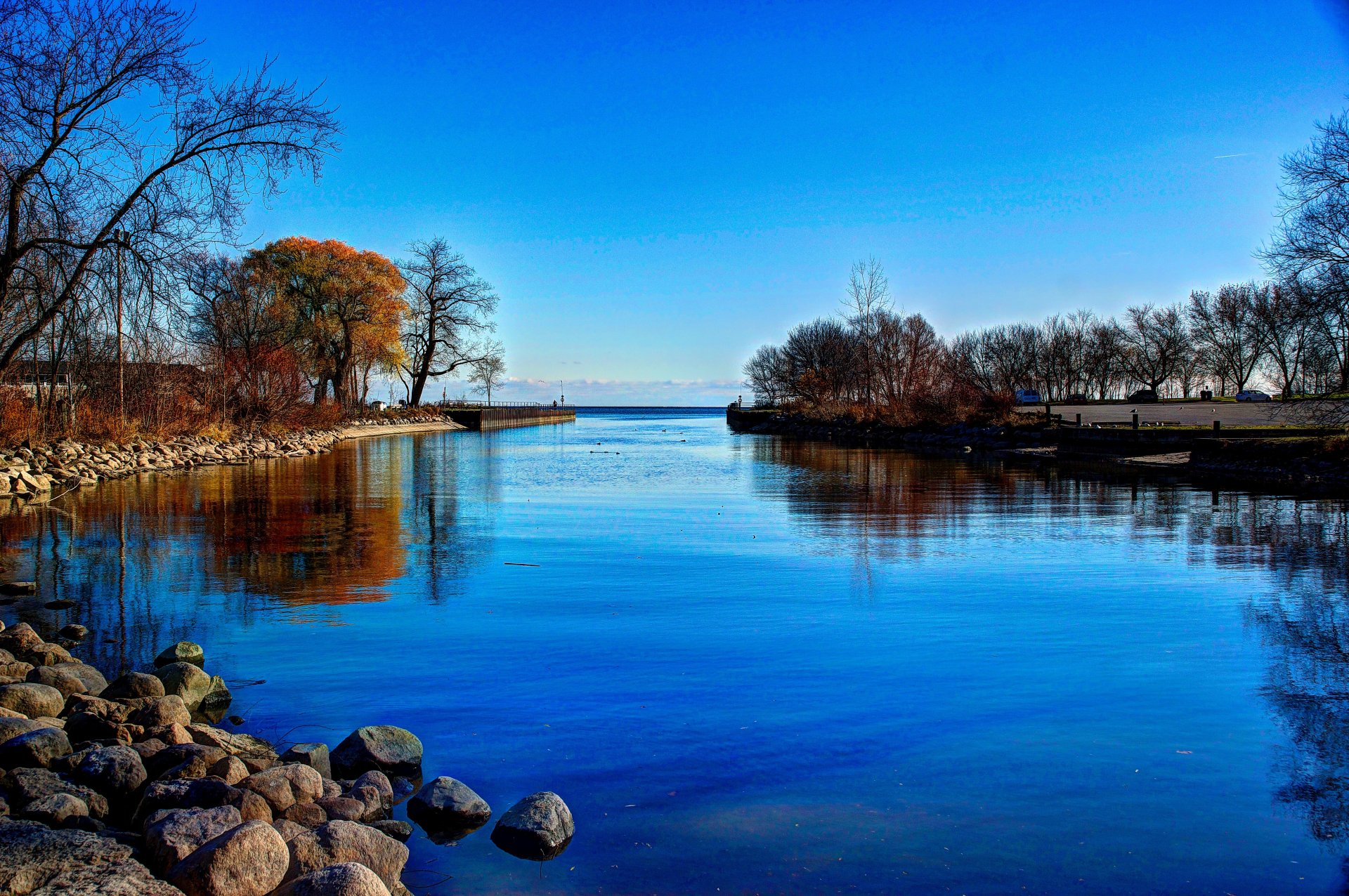 autunno ristagno riva pietre lungomare alberi cielo orizzonte