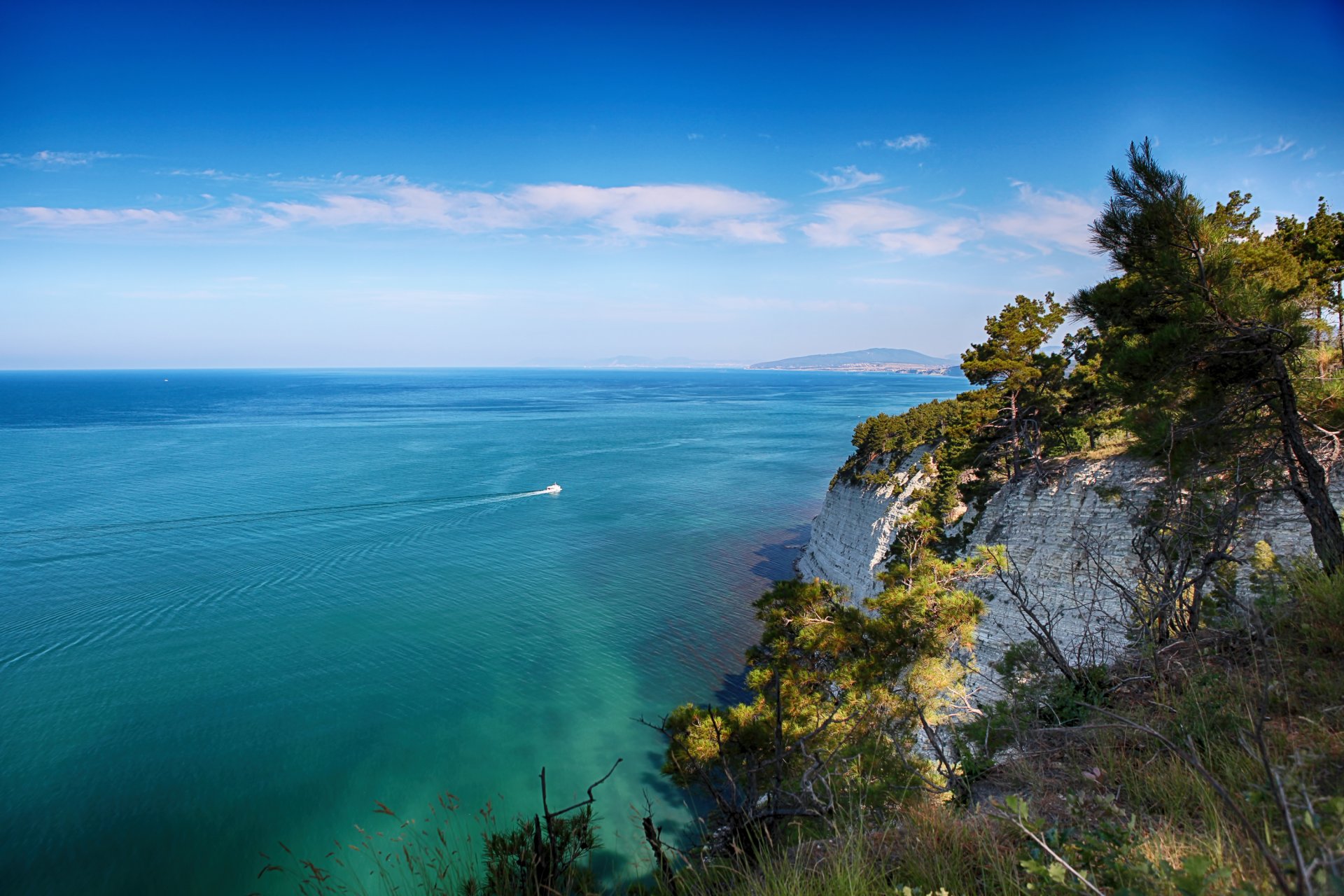 море берег корабль яхта скалы деревья