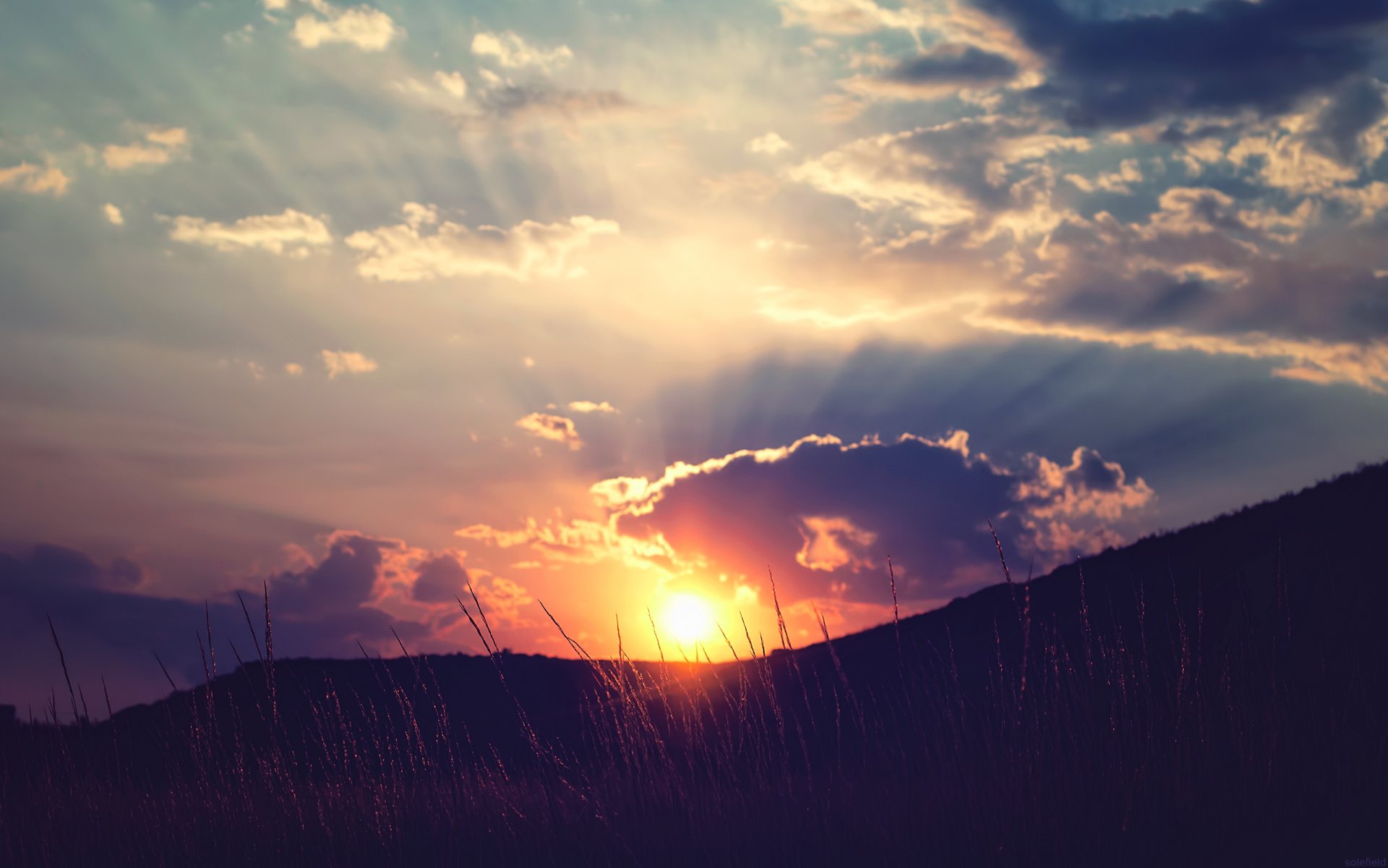 coucher de soleil soleil rayons nuages ciel collines herbe