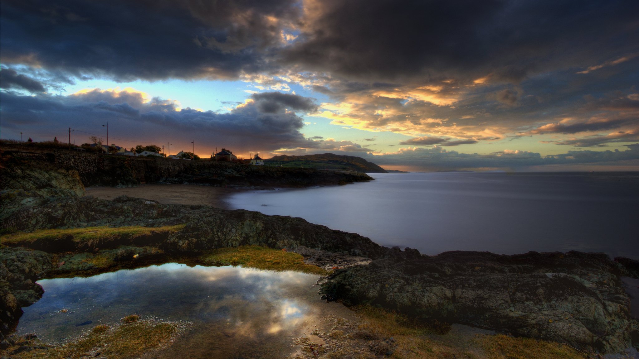 mar costa pueblo puesta del sol tarde nubes