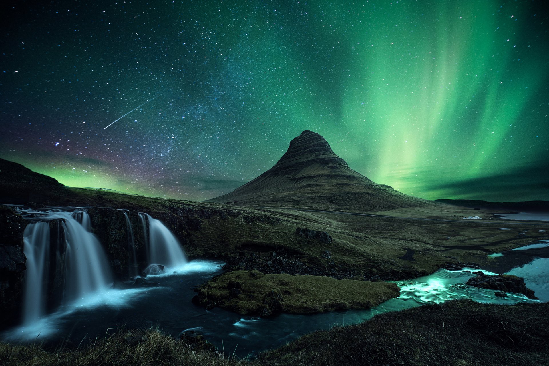 islandia kirkjufell góra wulkan skały wodospad śnieg noc gwiazdy meteor kometa zorza polarna