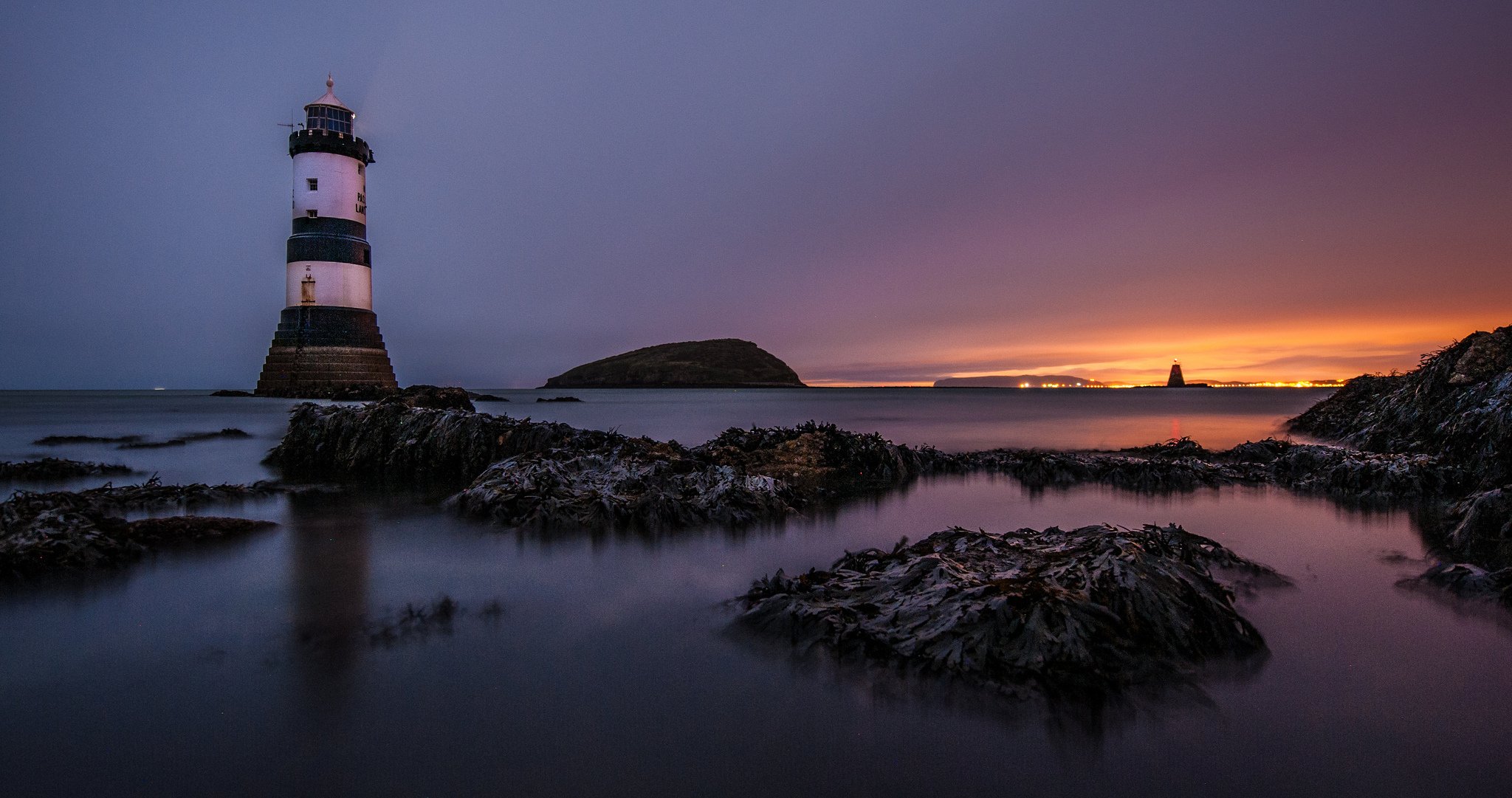 latarnia morska penmon black point angelsey brzeg latarnia morska klify morze