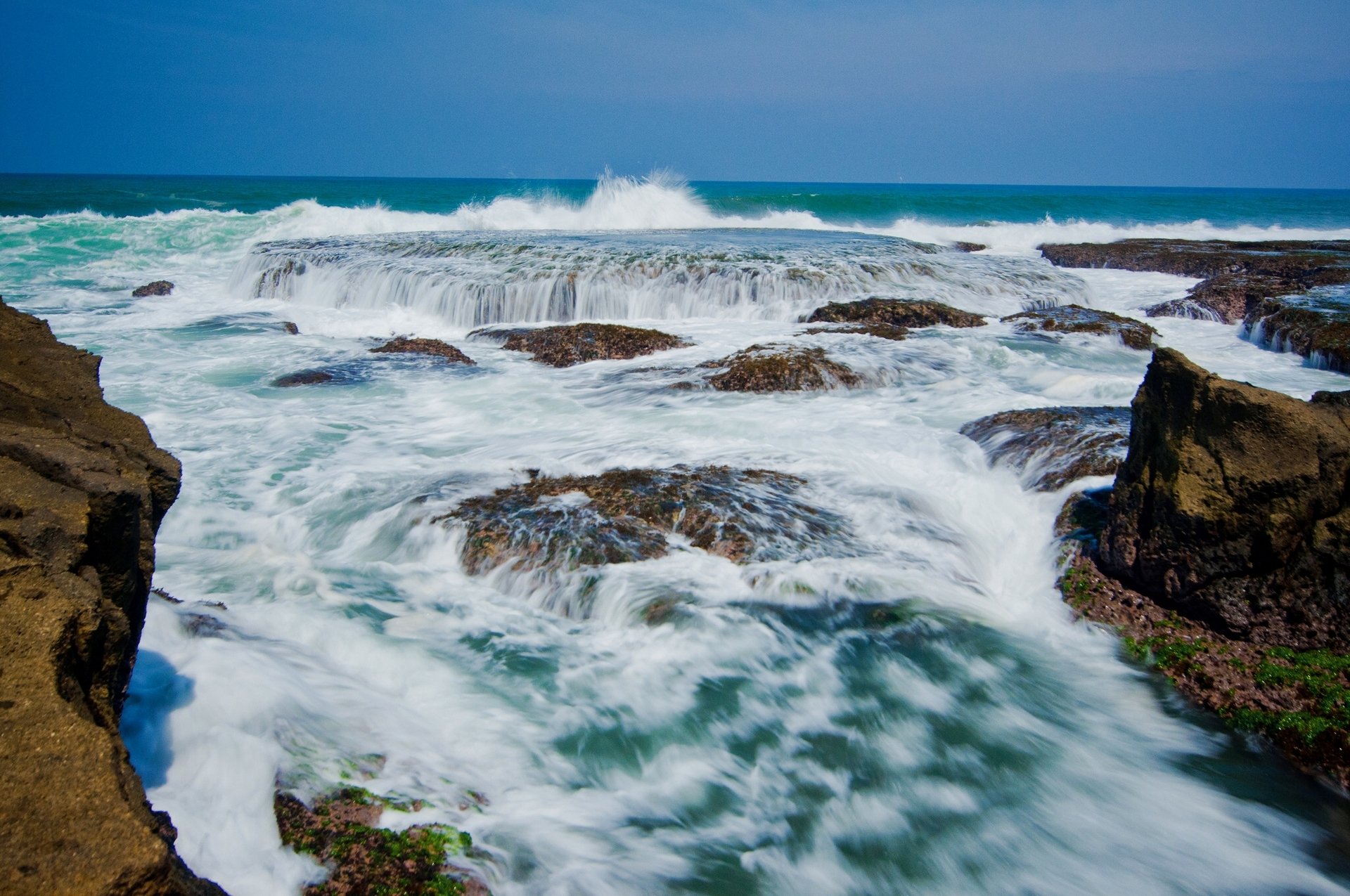 awarna strand west-java indonesien indischer ozean java steine brandung küste