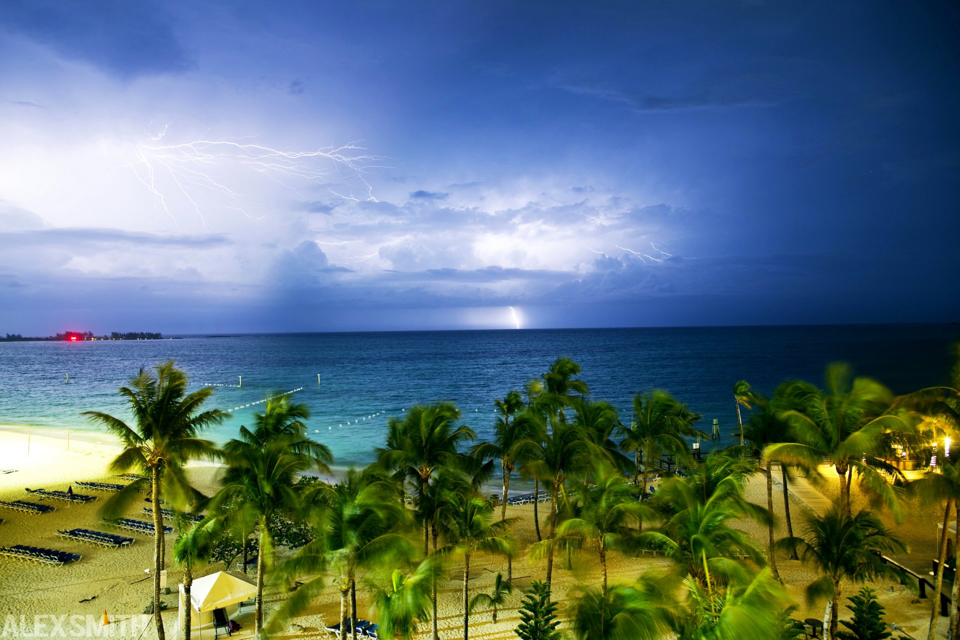 bahamas bahamas tropiques mer côte plage sable palmiers horizon nuages foudre nuageux