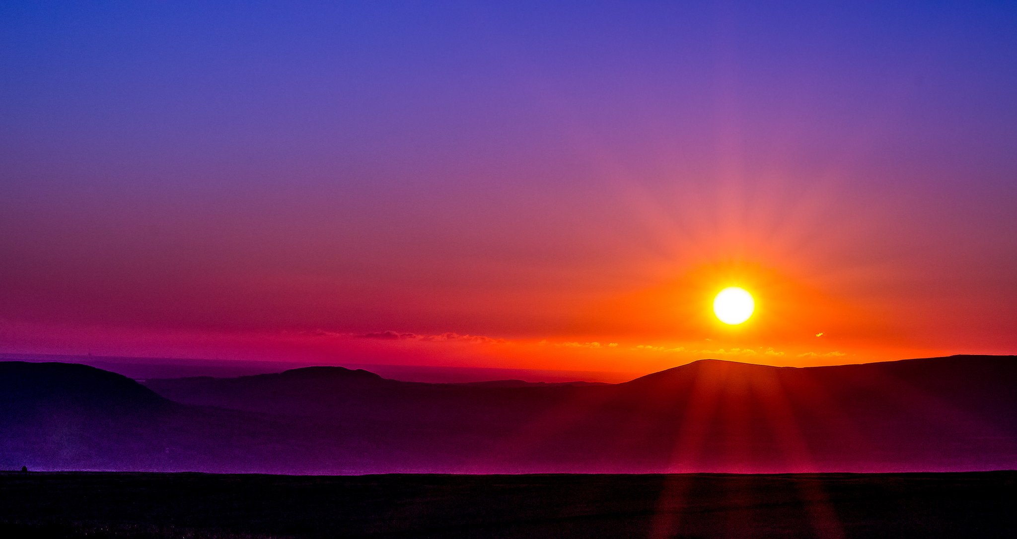 ciel soleil coucher de soleil rayons montagnes mer