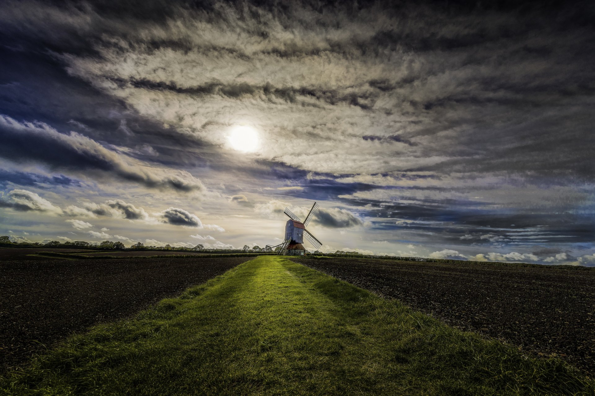 tevington inglaterra campo molino de viento cielo nubes. sol