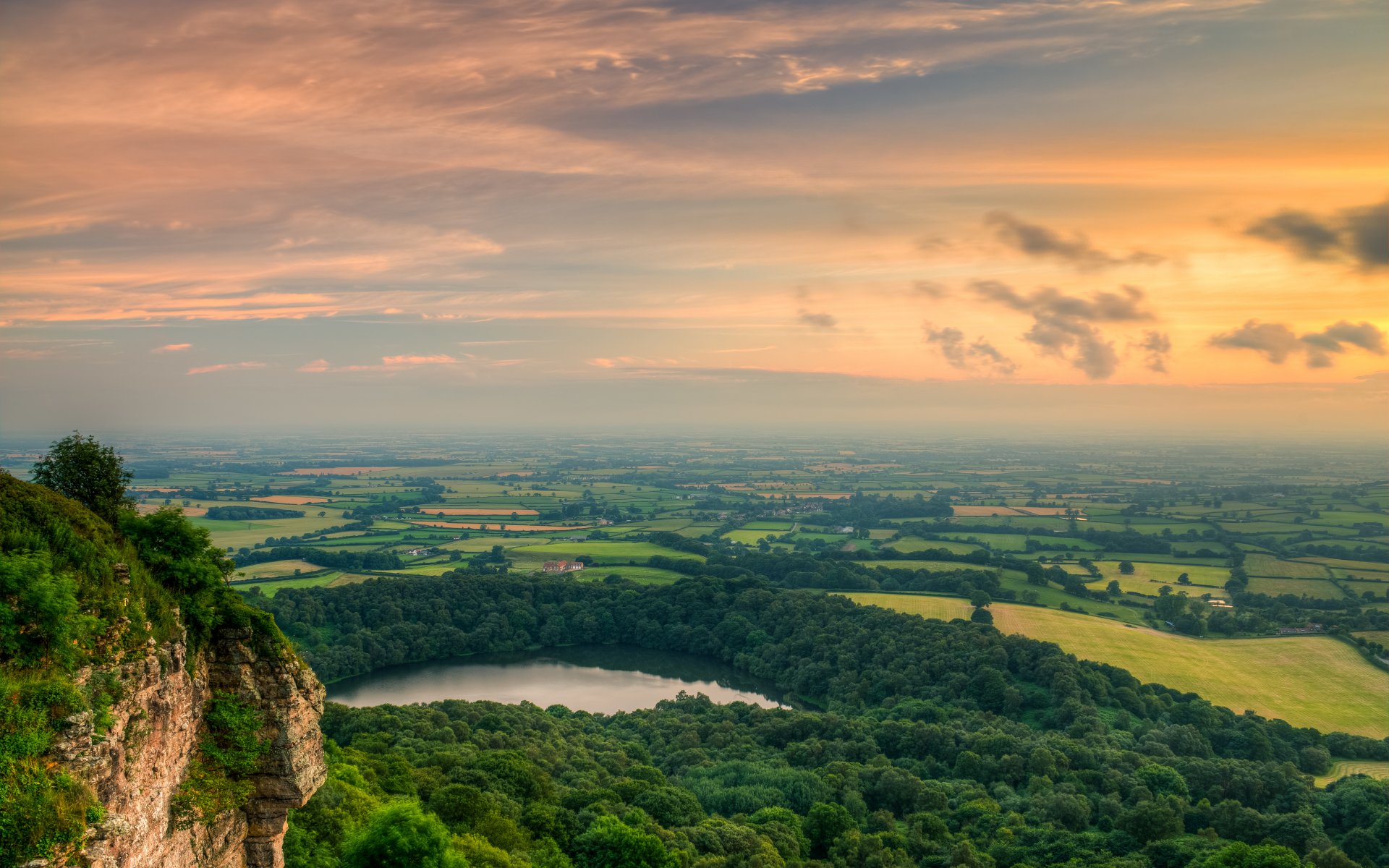 sutton bank north york moors national park yorkshire niebo chmury góry las jezioro dolina