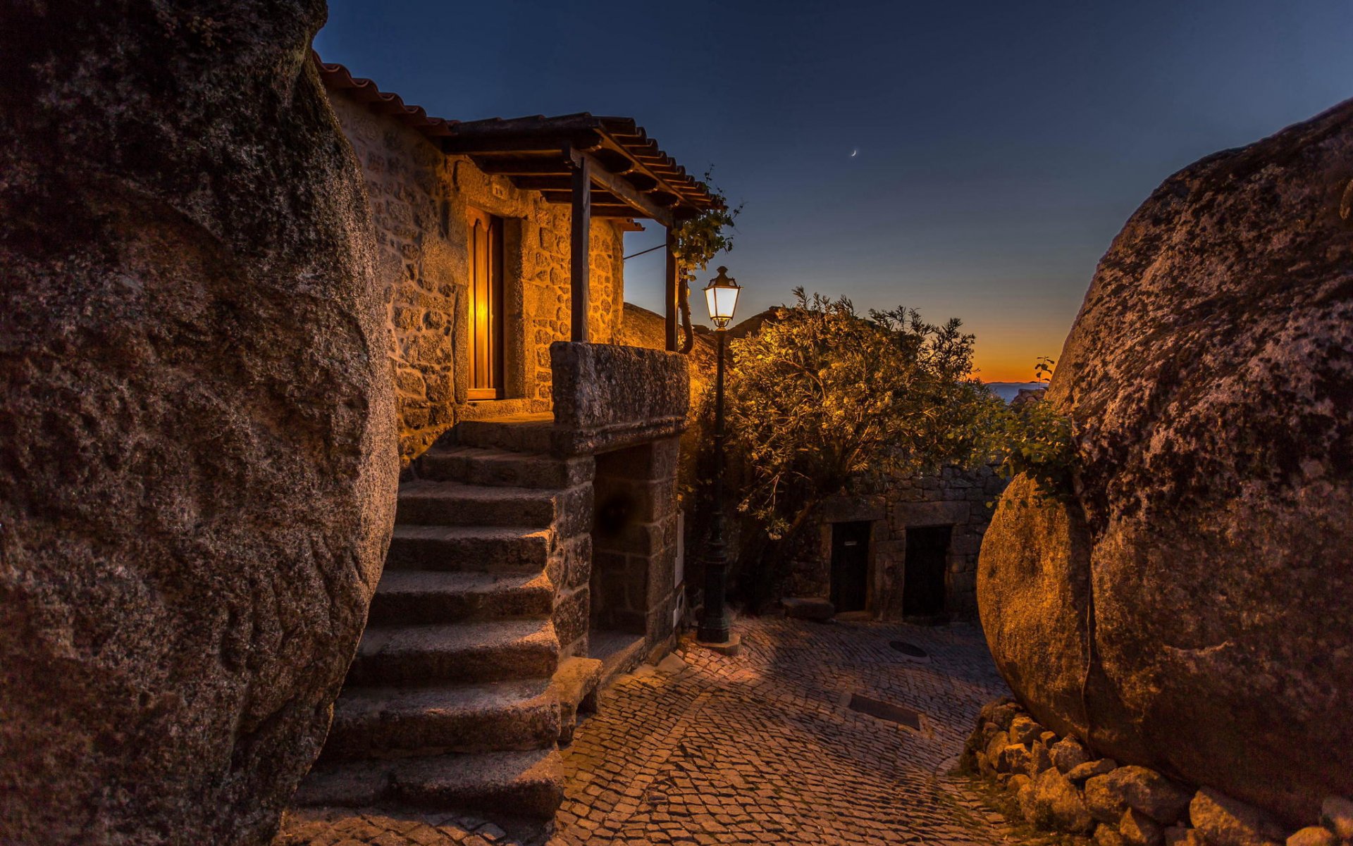 casa amanecer piedras patio linterna