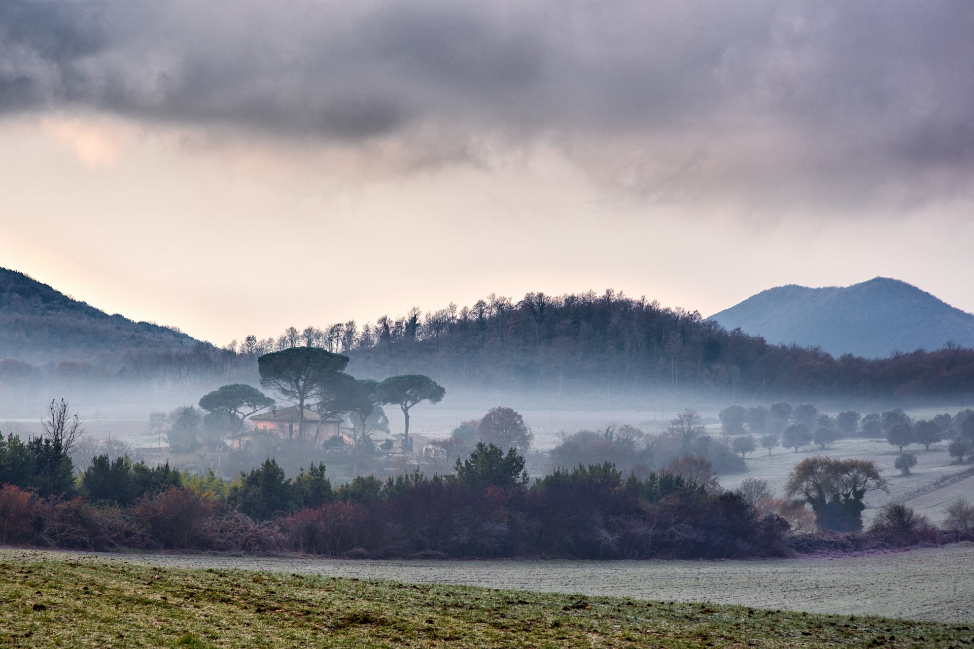 campo montañas manziana lazio italia niebla