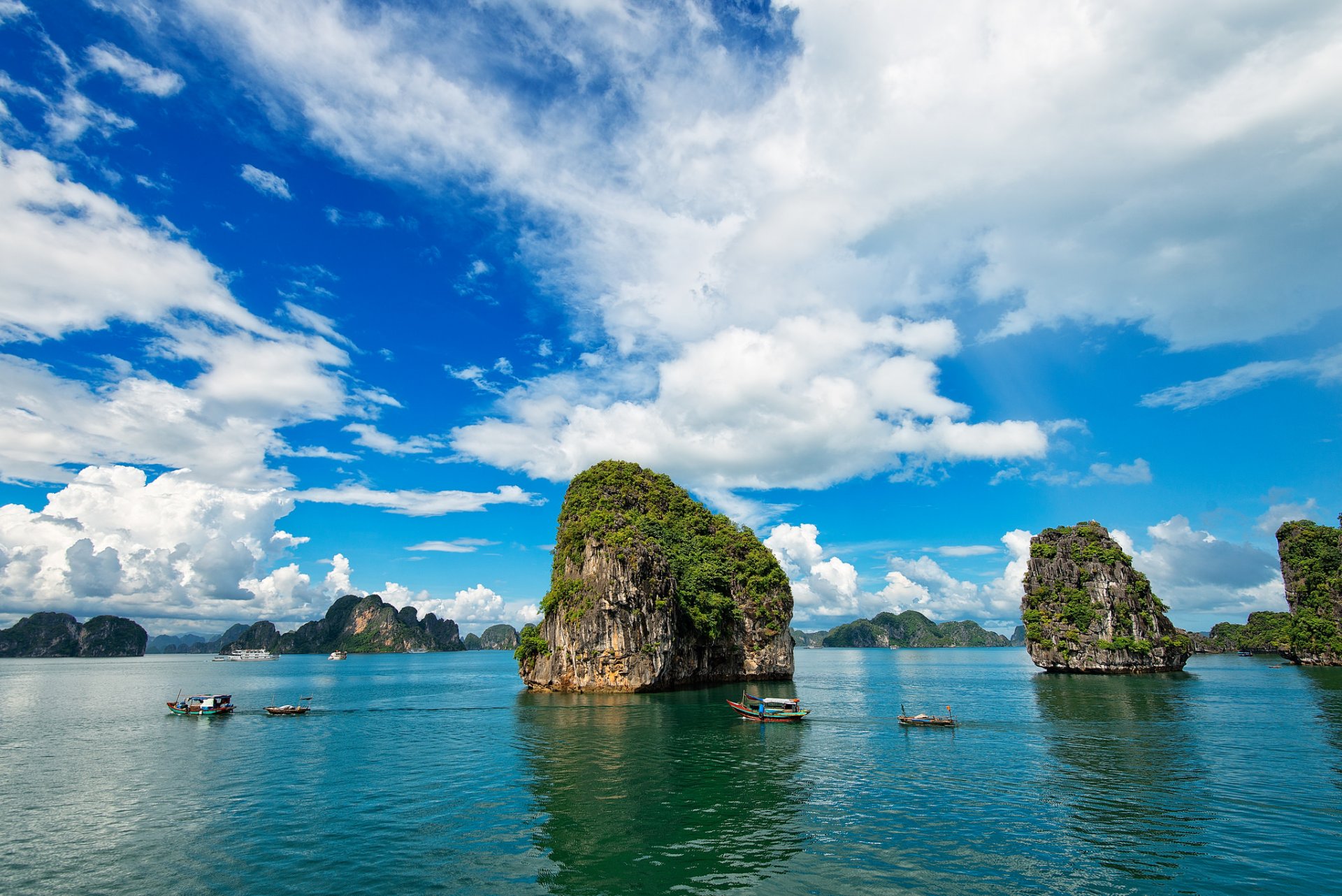 vietnam ciel nuages mer roches île bateau