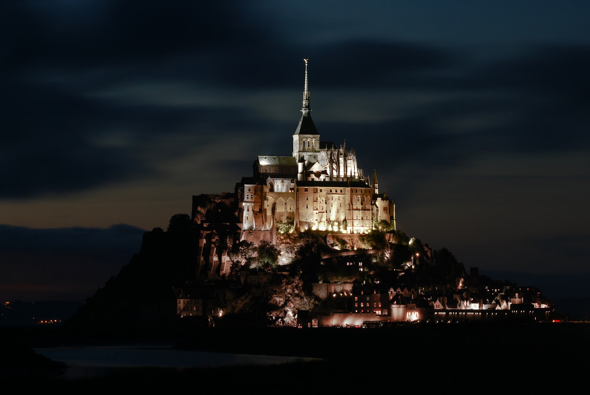 frankreich normandie felsige insel mont-saint-michel nacht hintergrundbeleuchtung lichter