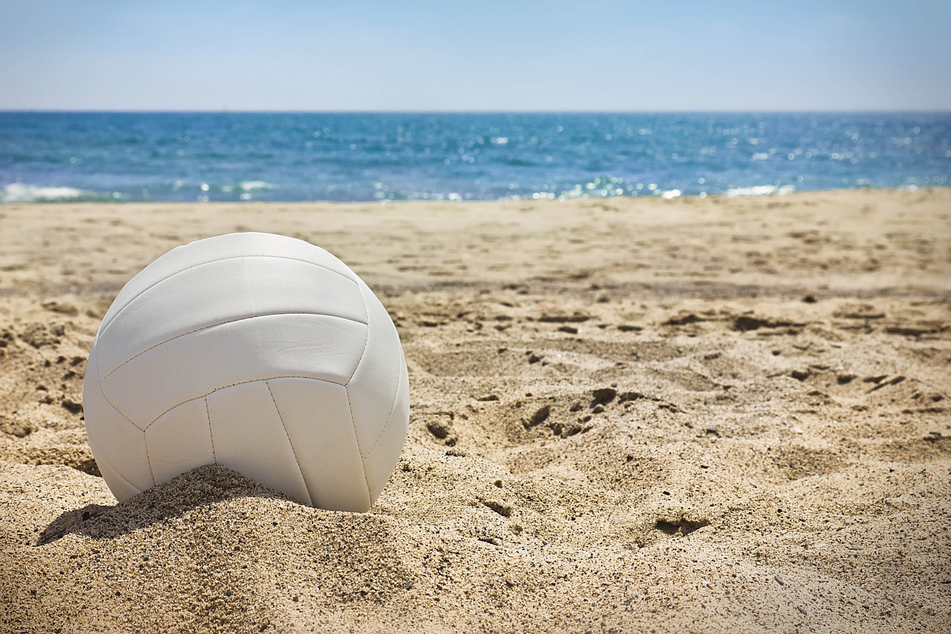 paisaje soleado día voleibol pelota voleibol bola arena sol mar olas verano senderismo ocio positivo viajes desenfoque bokeh fondo de pantalla