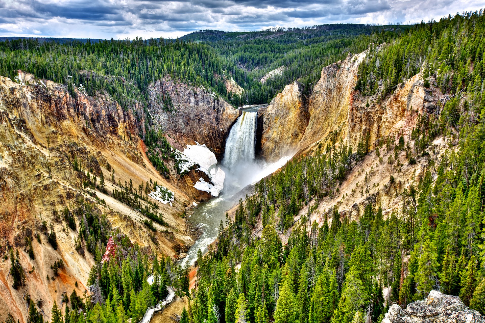 parc national de yellowstone états-unis ciel nuages forêt arbres rivière cascade pente montagnes