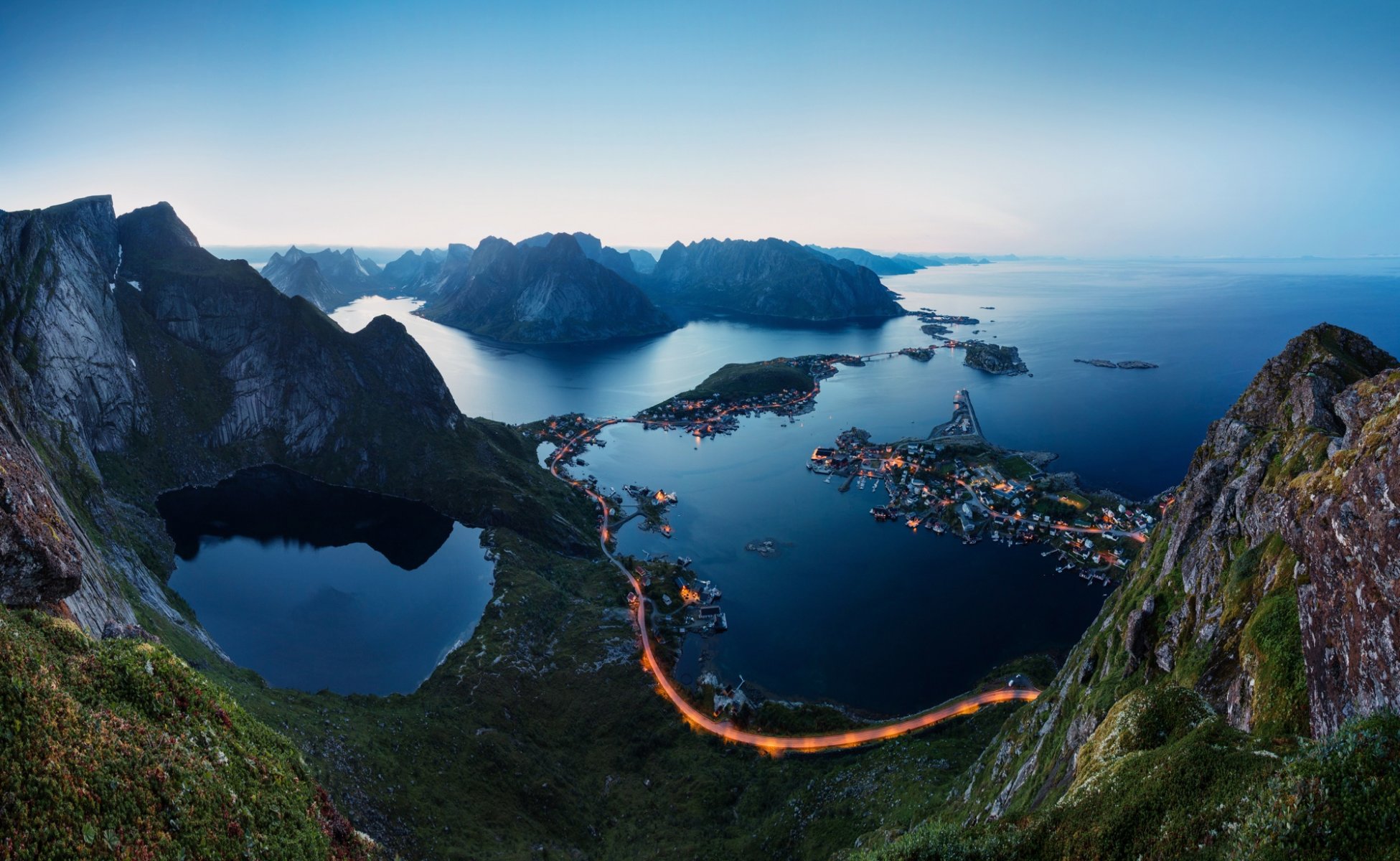 norvegia lofoten montagne fiordi sera luci