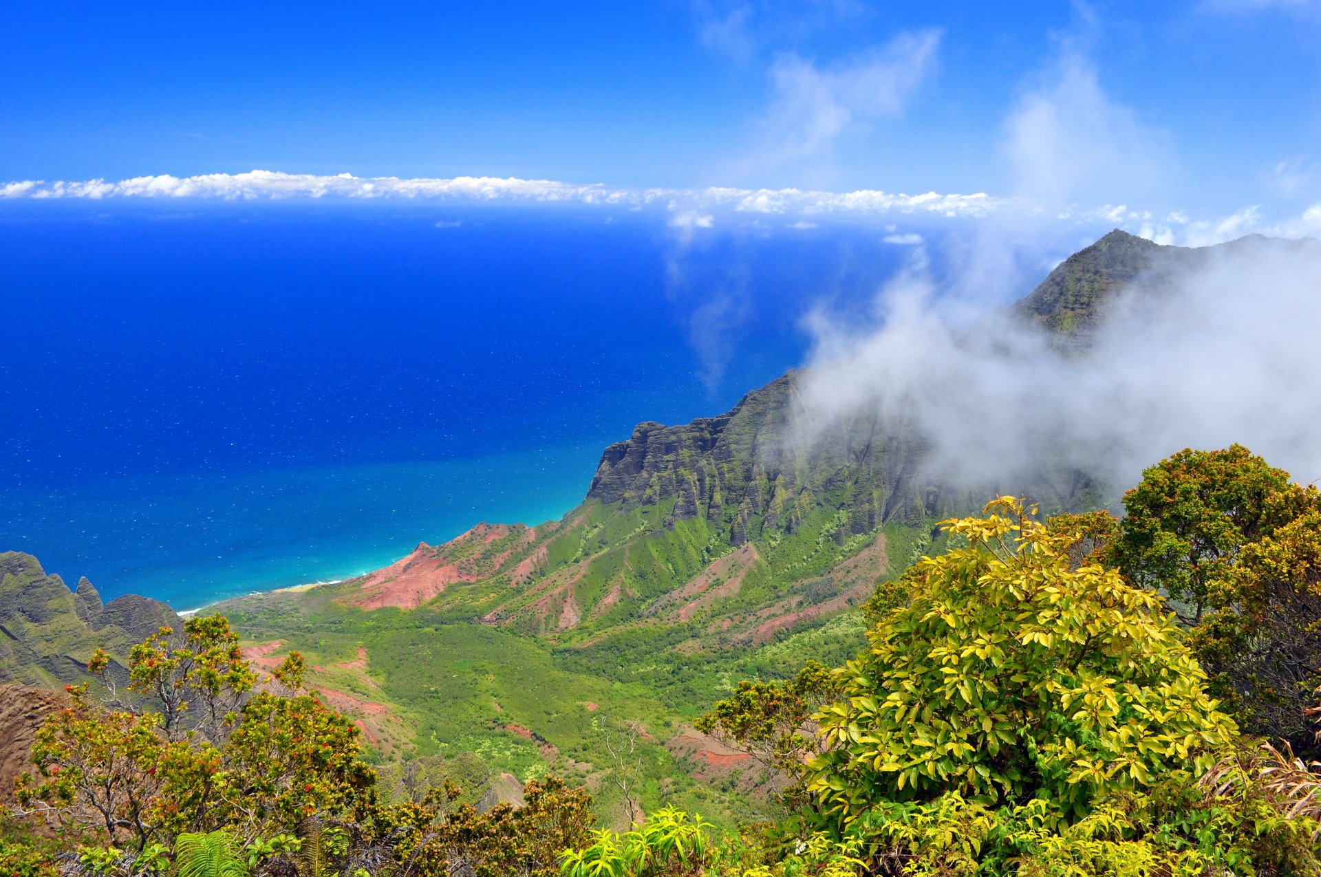 mar costa montañas árboles cielo nubes horizonte