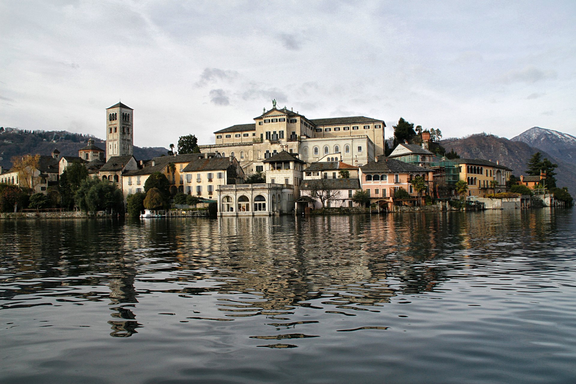 italie lac d orta île de san giulio montagnes arbres maisons tour ciel