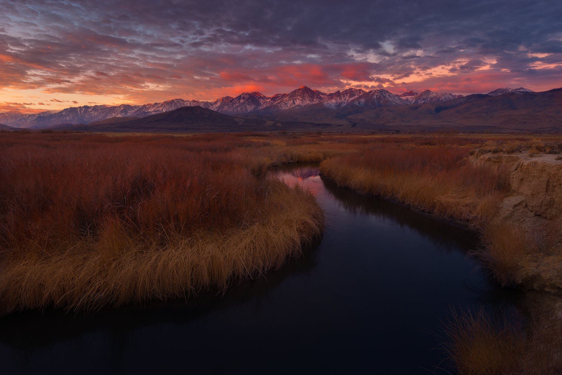 río montañas puesta de sol