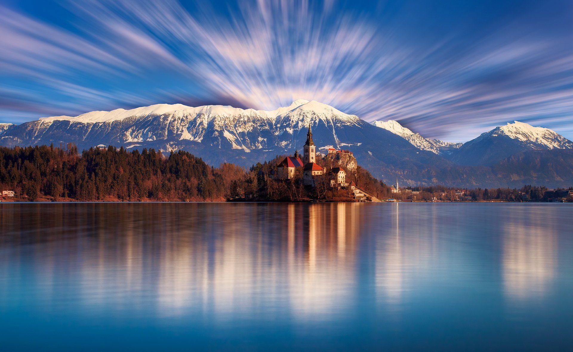 eslovenia bled lago iglesia templo bosque árboles costa montañas día cielo nubes