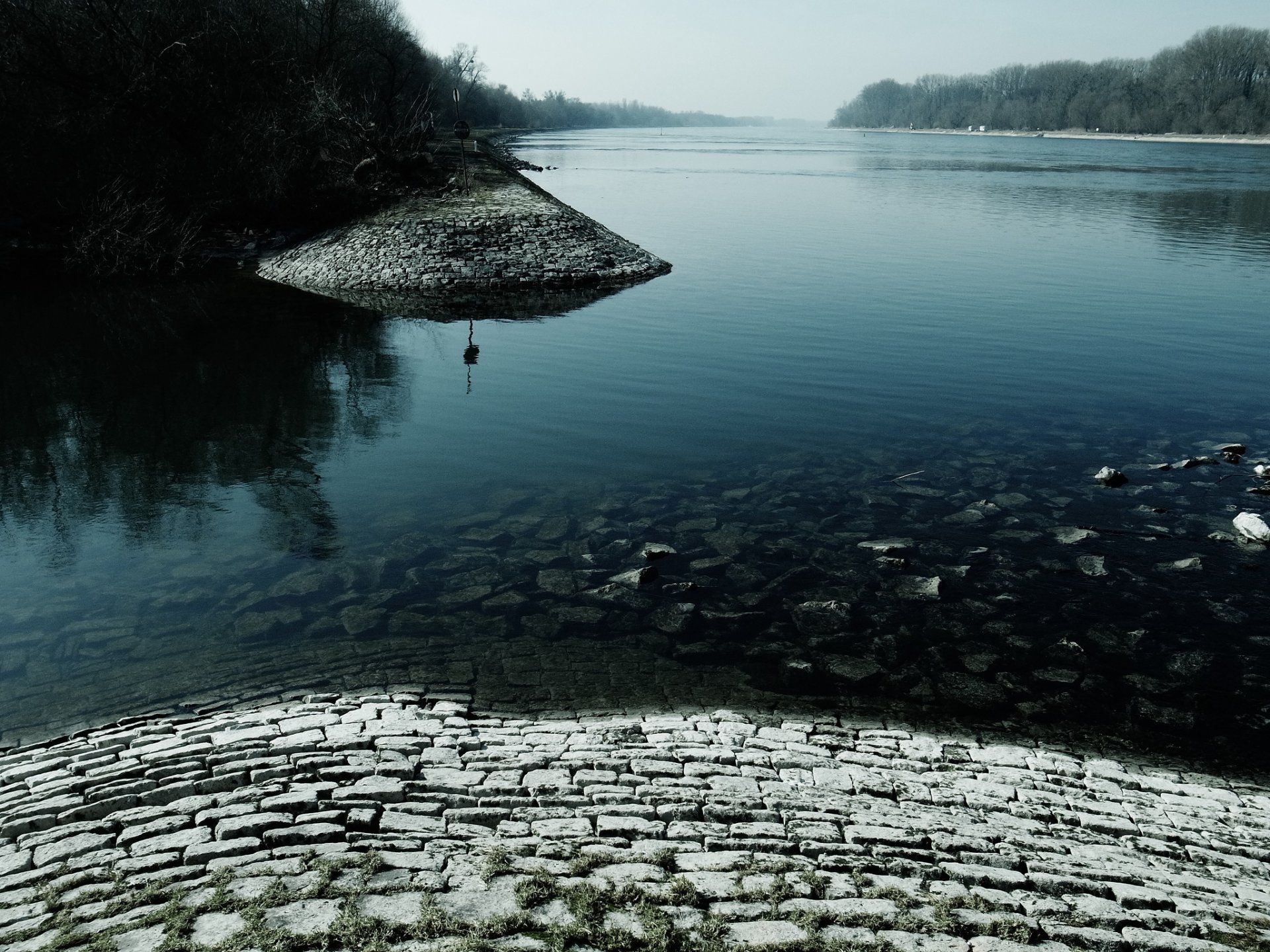 lago muratura ciottoli strada alberi cartello