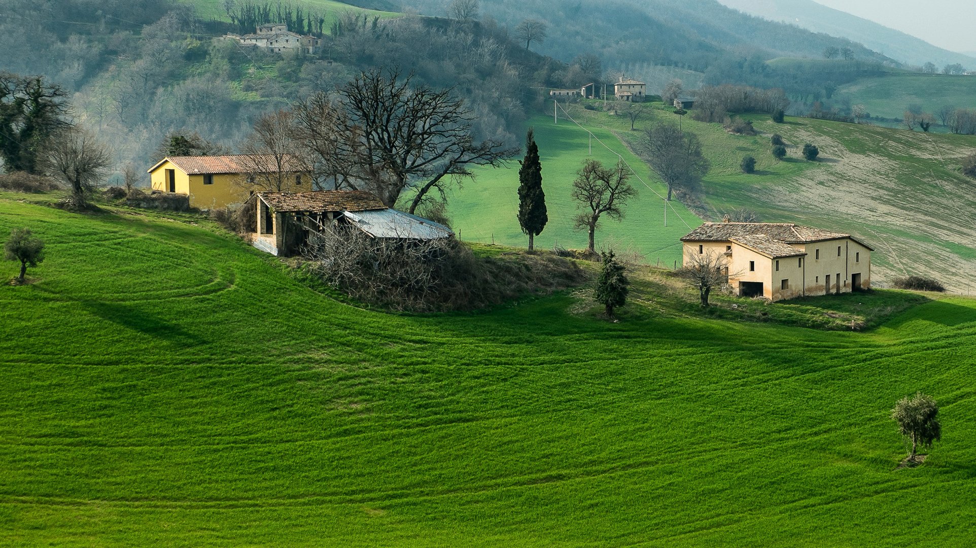 italie campanie montagnes collines champ herbe arbres maison