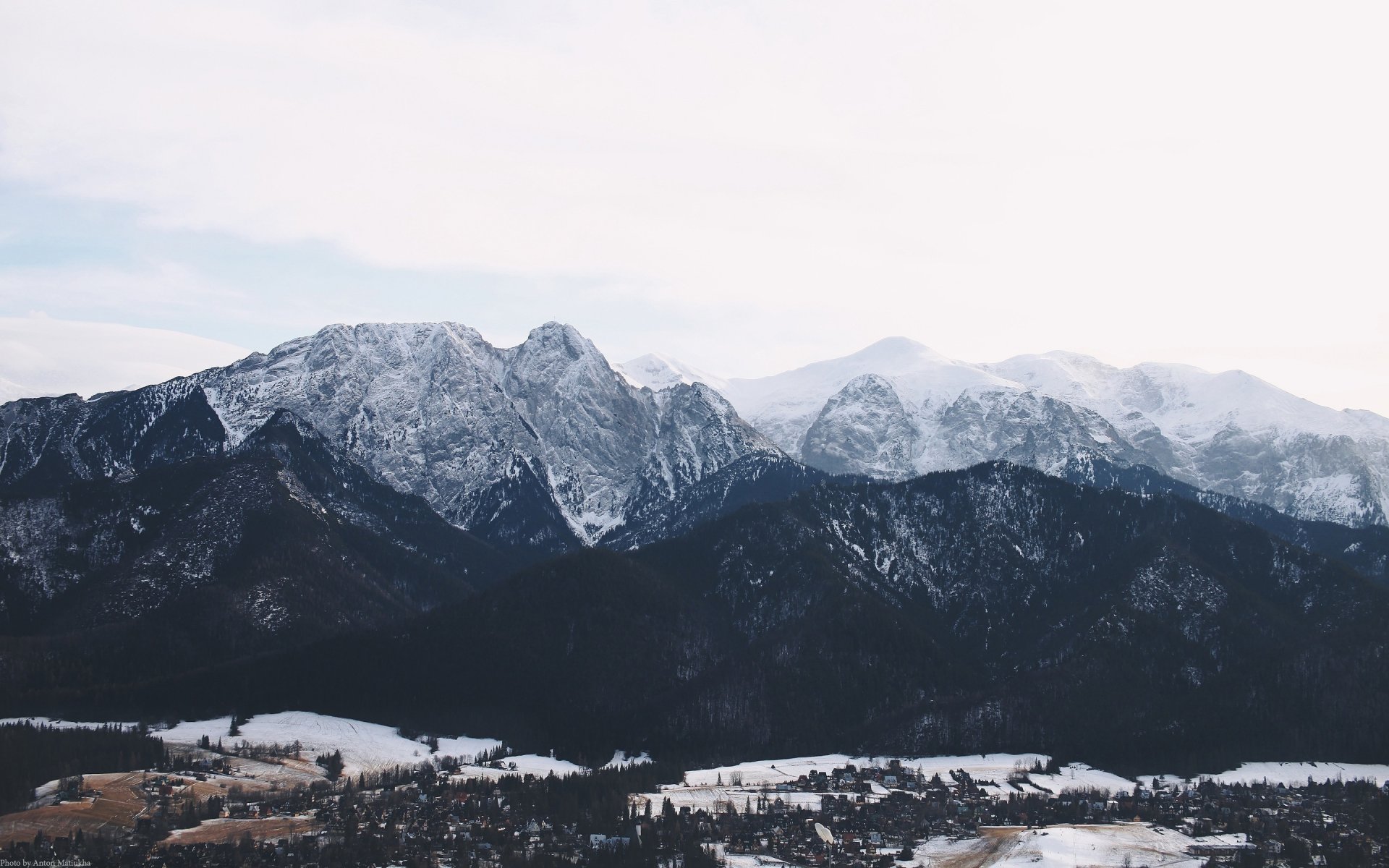 montañas nieve invierno árboles pinos abetos ciudad