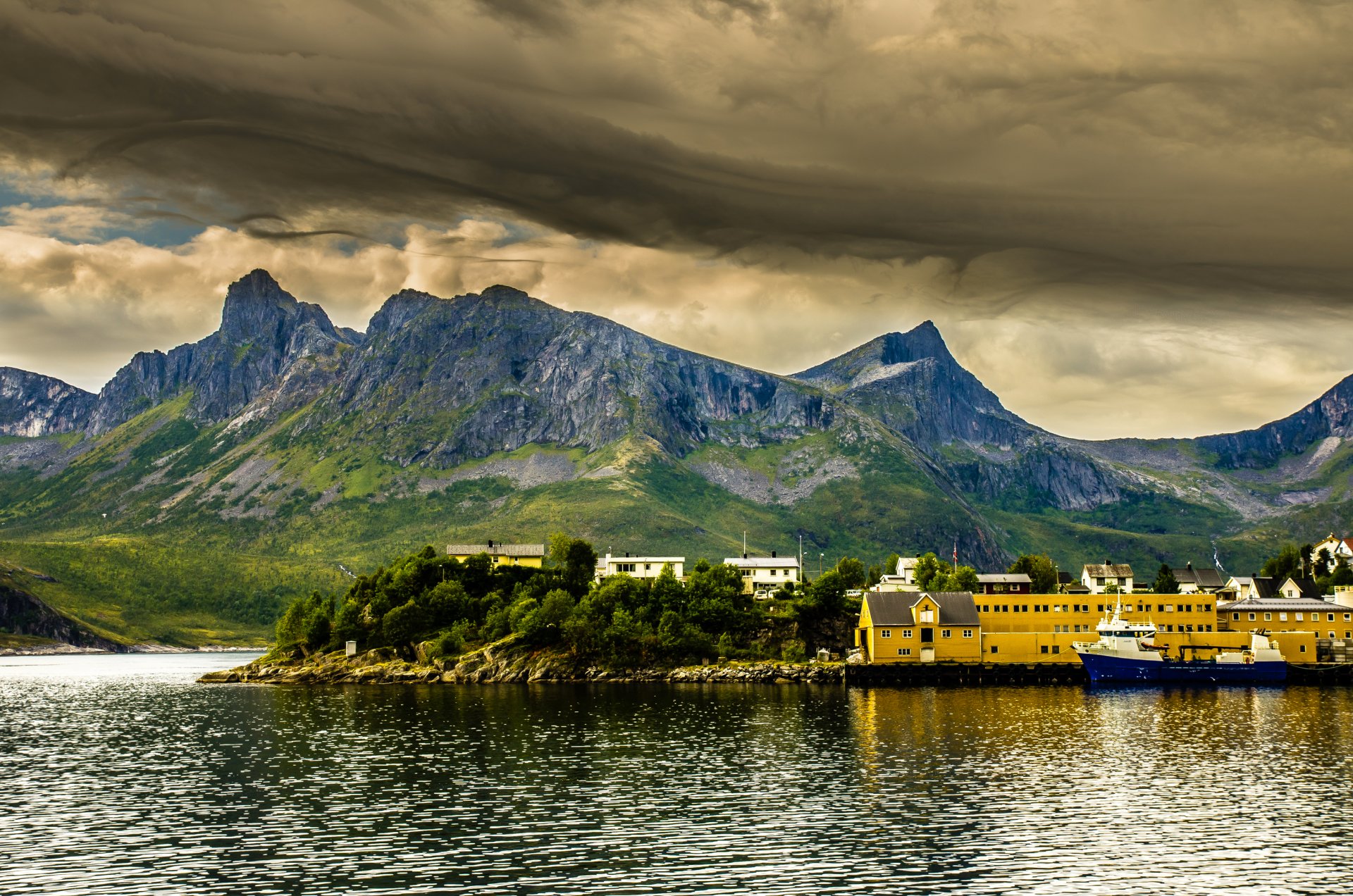 norvegia baia fiordo mare nave natura montagne cielo nuvole molo case alberi