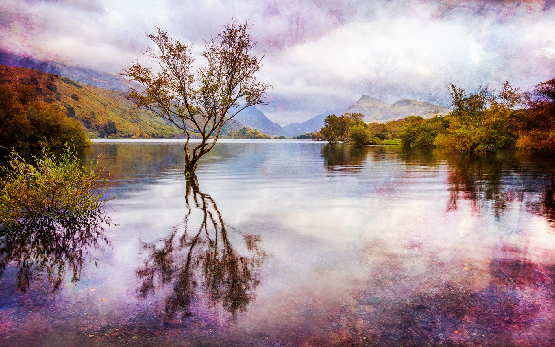 snowdonia regno unito galles inghilterra lago acqua riflessione alberi montagne nuvole autunno paesaggio elaborazione