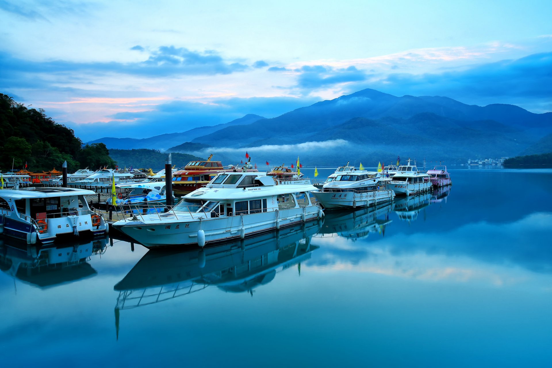 cielo nubes montañas lago muelle barco barco