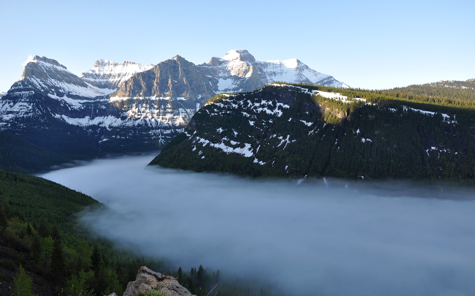 ciel montagnes neige lac arbres brouillard